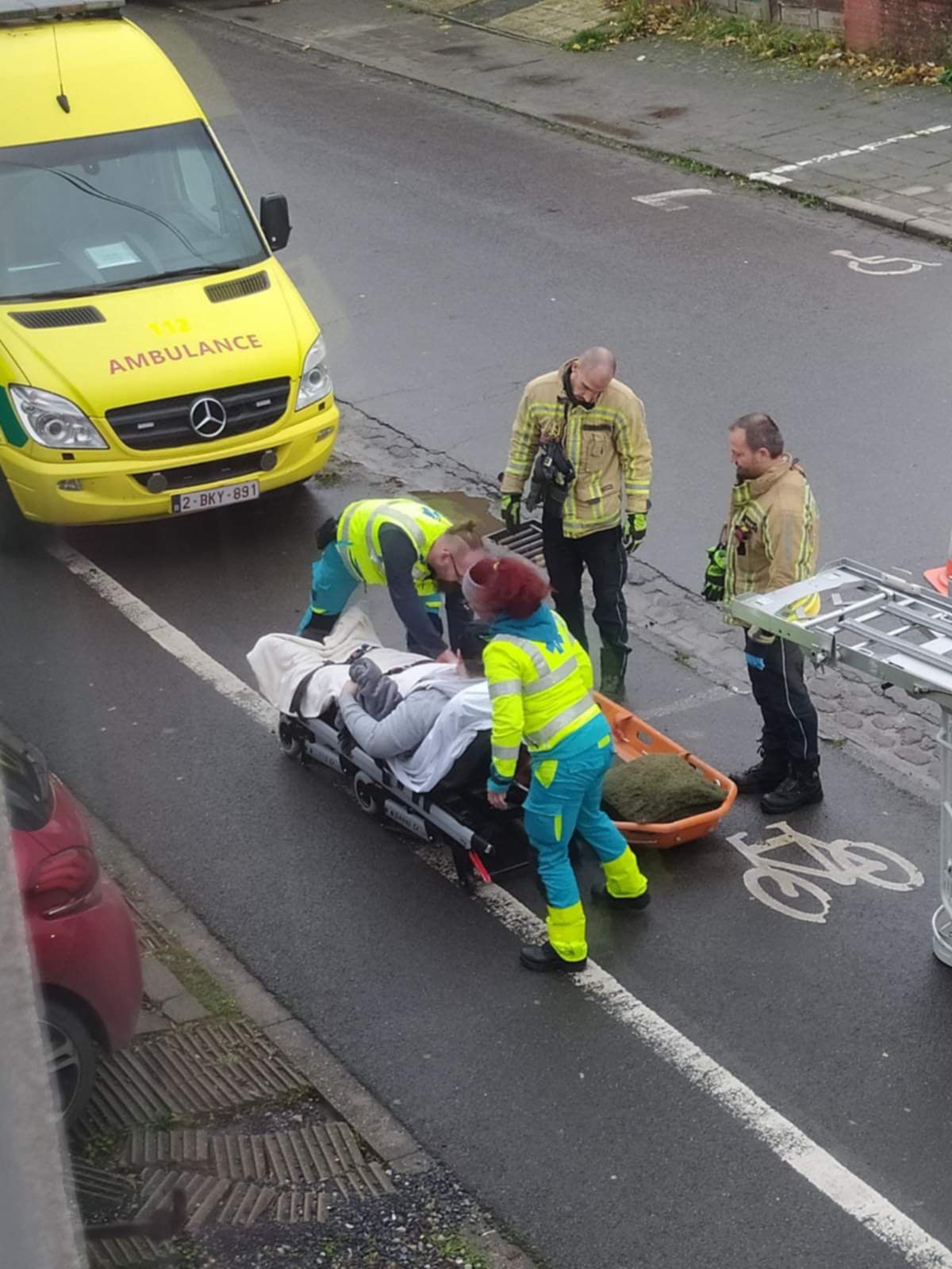 Charly's Company collaboration avec pompiers pour transport non urgent patient à l'étage d'un immeuble