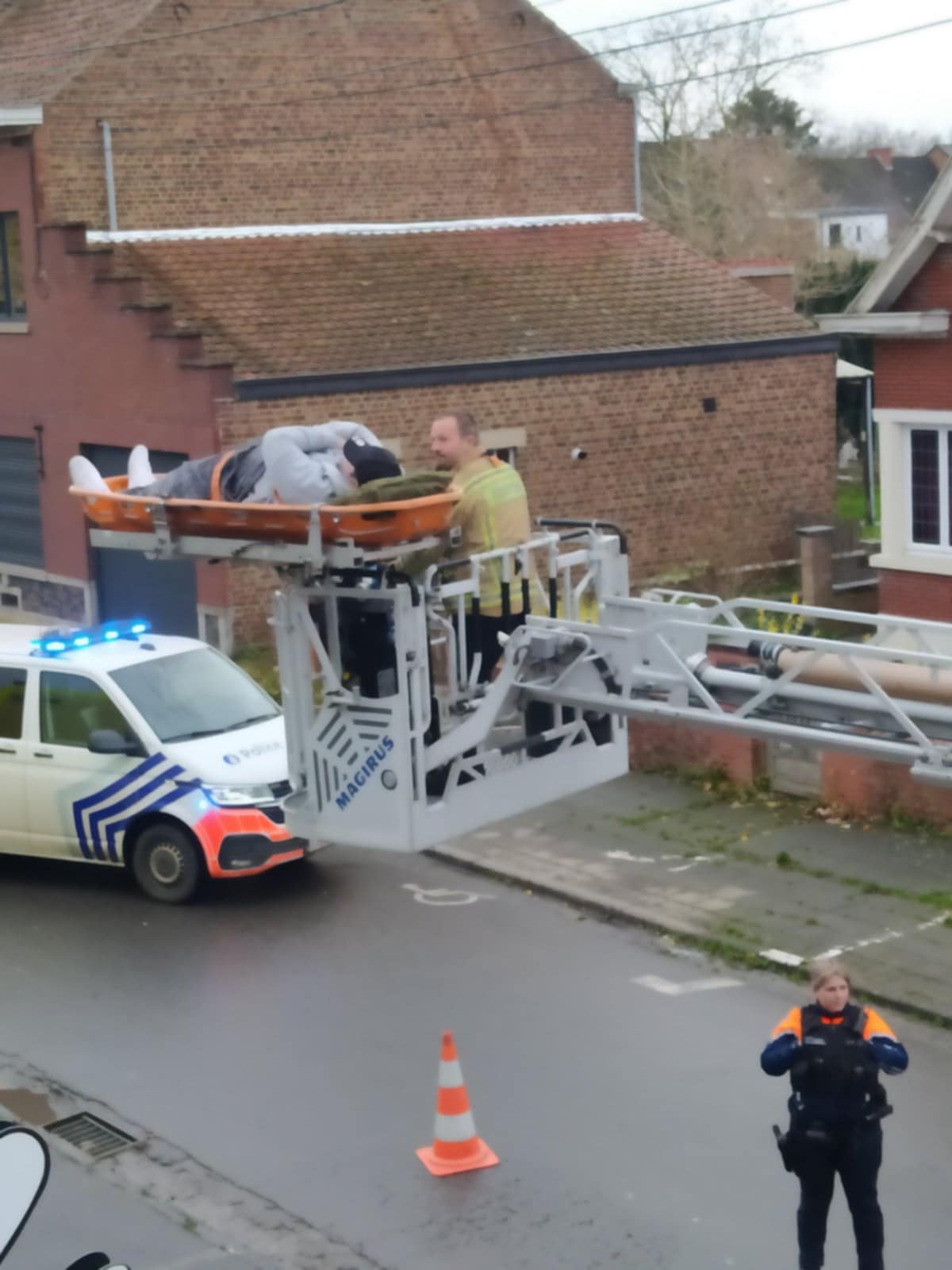 Charly's Company collaboration avec pompiers pour transport non urgent patient à l'étage d'un immeuble