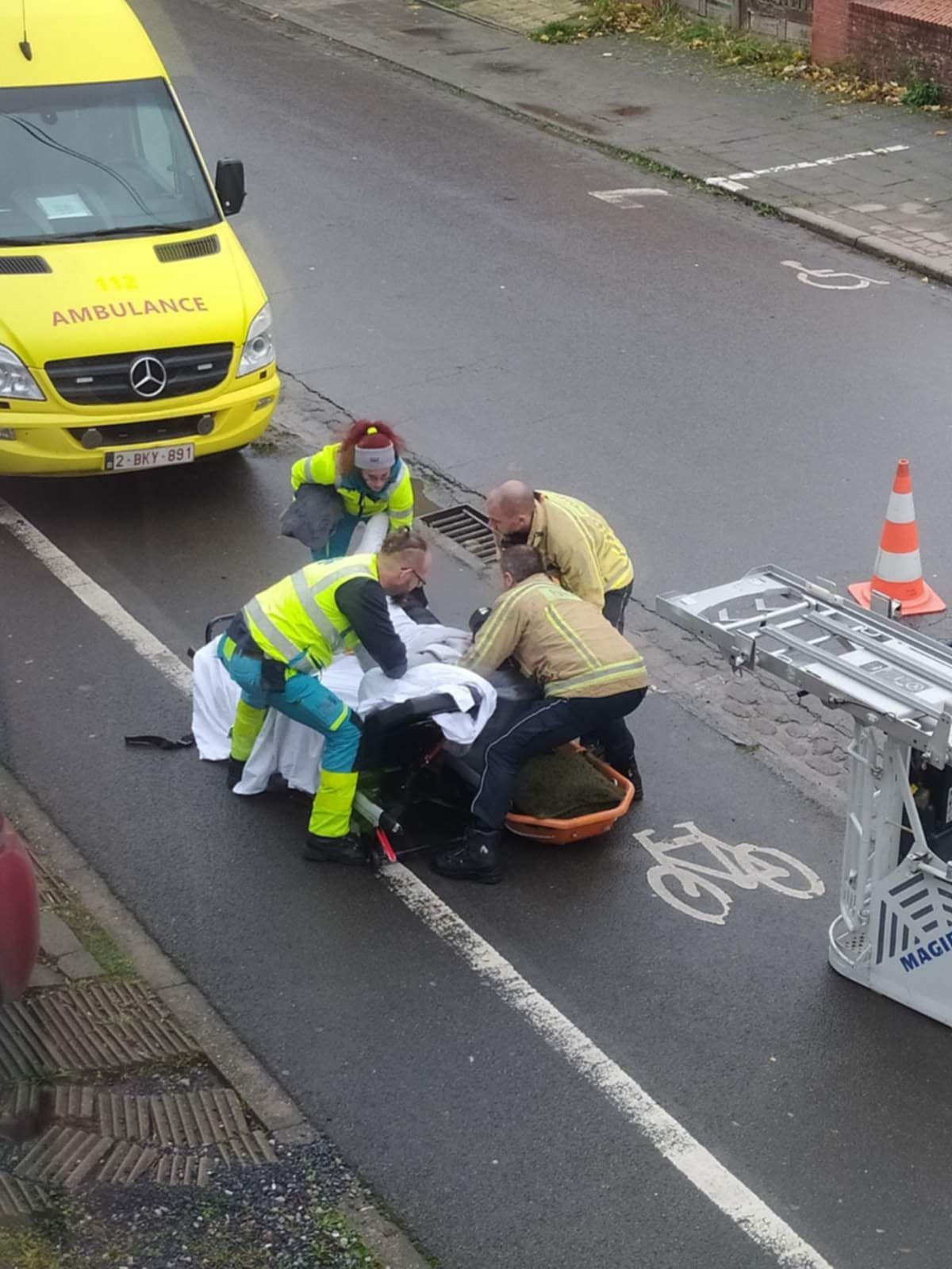 Charly's Company collaboration avec pompiers pour transport non urgent patient à l'étage d'un immeuble